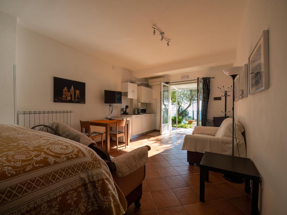 Tra Gli Ulivi Bed & Breakfast ปิเอตราลิกูเร ภายนอก รูปภาพ
