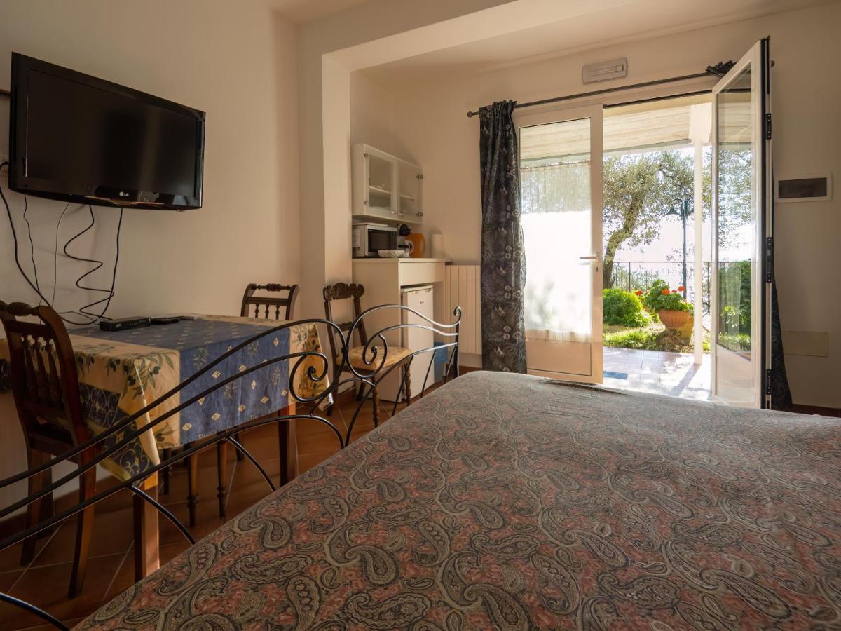 Tra Gli Ulivi Bed & Breakfast ปิเอตราลิกูเร ภายนอก รูปภาพ