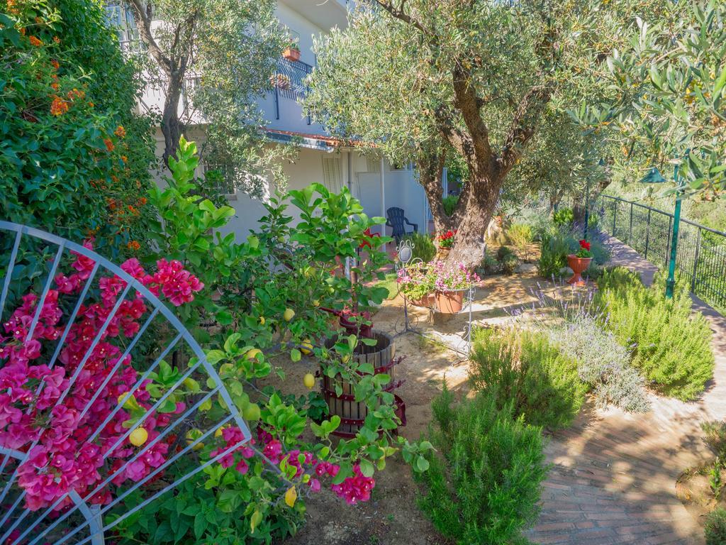 Tra Gli Ulivi Bed & Breakfast ปิเอตราลิกูเร ภายนอก รูปภาพ